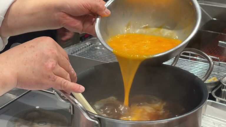 ふわふわ・とろとろな口あたりの“玉子あんかけ”！丸亀製麺『肉がさね玉子あんかけうどん』の玉子あんかけへのこだわりが明らかに