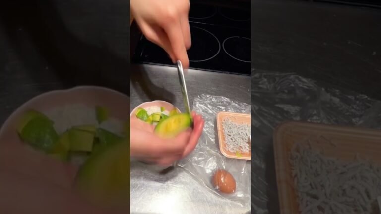 【やみつきになる⁈超簡単激うま丼✿】温玉アボカドしらす丼を作ってみた#Shorts #ショート #料理 #cook #cooking #時短レシピ #丼 #美味しい #おうちごはん #おうち時間