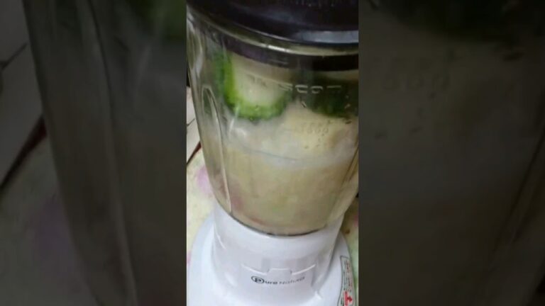 朝のスムージー作り　基本はゴーヤー、バナナ、りんご、セロリ、あとはあまり野菜や果物など。