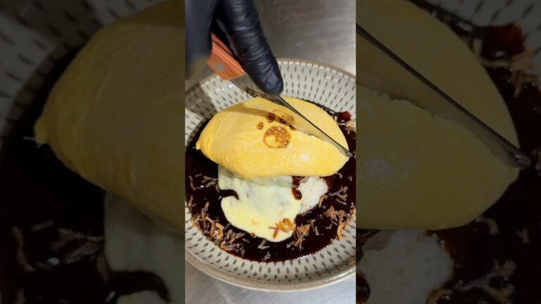 一生懸命作ったのにワンコに踏まれたハンバーグオムライス🐶 #japanesefood