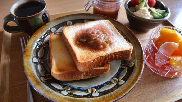 ルバーブジャム作りと珈琲とサラダの朝 Rhubarb jam toast