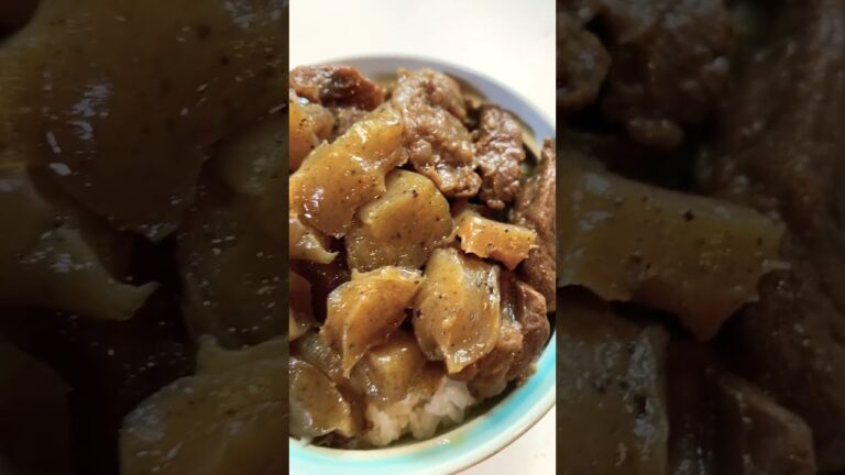 お手製牛すじこんにゃく丼。よし、ウマ🐎