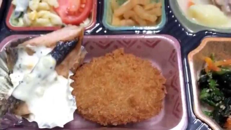 サーモンのムニエル、タルタルソースかけ 豊川市宅配弁当店