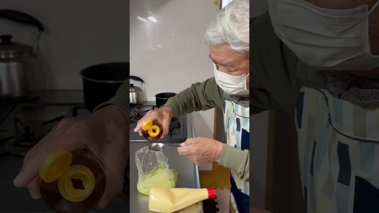91歳じいちゃん、キャベツの千切りサラダ作ってみた！シャカシャカ、モミモミ🎵