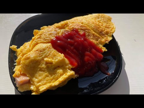 【巨大オムレツ】いつものオムレツにベーコンとコンソメ入れてみたら箸が止まらないオムレツができた〜！