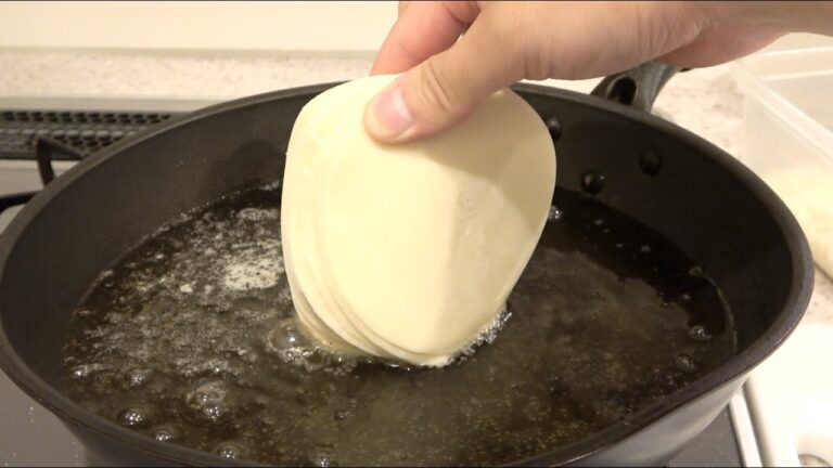高温の油に餃子の皮の塊をぶち込むと。。。