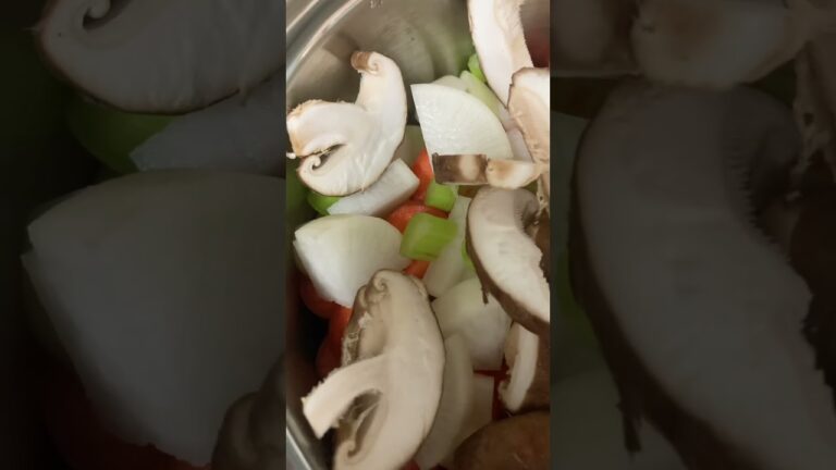 冷蔵庫と冷凍庫がパンパンなのでとりあえず鶏手羽元と野菜で煮込む🥣🐓🧅🥕大根🥬🫑🍄‍🟫セロリ🍅🌿NIKOMI