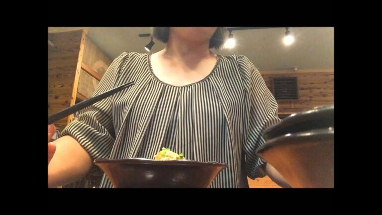 女飯　行列のできる焼き鳥屋さんのつくね3種類とバンバンジー食べる女　Yakitori restaurant's capable of matrix