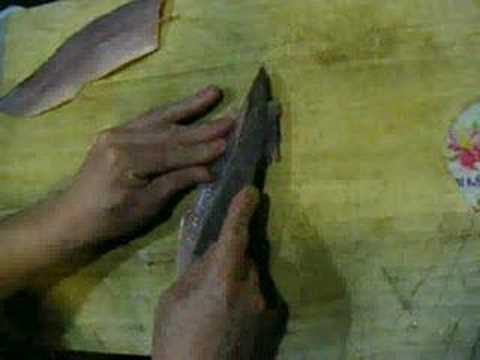 トビウオの腹骨切り取り、皮の内引き