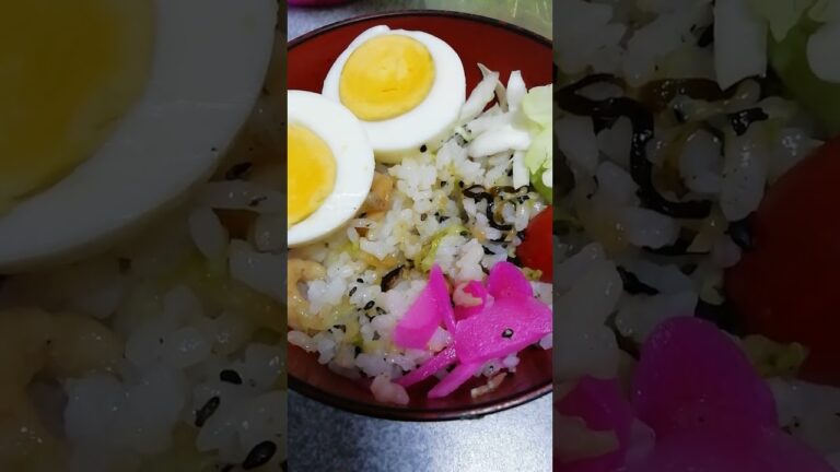 キャベツとちくわのちらし寿司　キャベツとちくわはだし醤油で煮て　お寿司の酢入れて