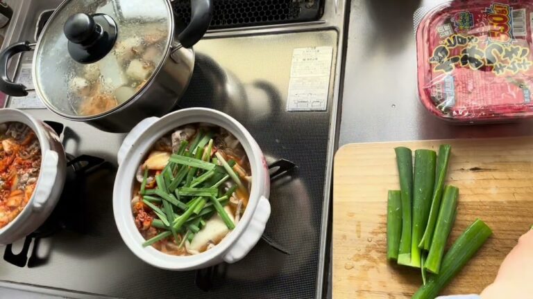 （ある日の朝食）豚キムチ鍋風煮込みうどん〆に米も食う