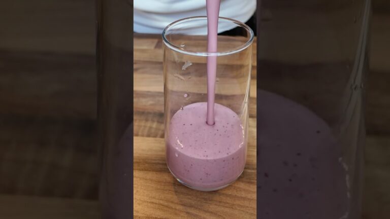 🍓🍒 Banana Berry Smoothie with a Yazoo Twist! 🥜🍌 #Creamy & #Delicious #shorts