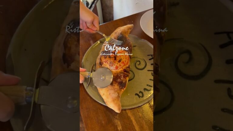🥟calzoneカルツォーネ ハムとチーズの包み焼き アルピナのカルツォーネは、このパリパリとチーズの伸び伸びがおいしさ！　#shorts