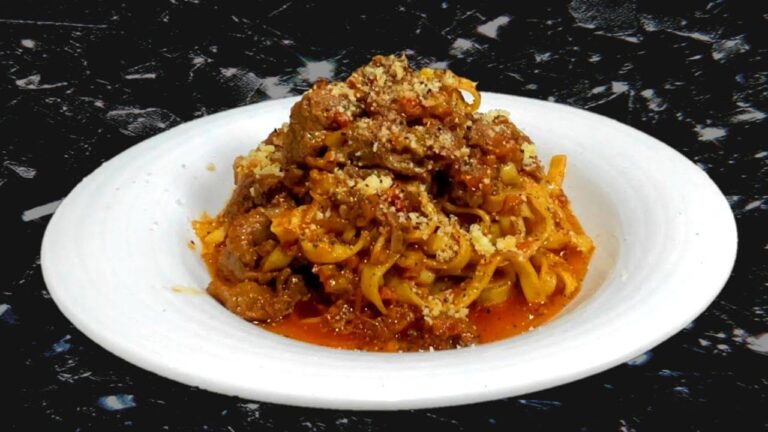 牛すじラグーパスタ 〜冷凍庫の中で２年間熟成された牛すじ肉で〜