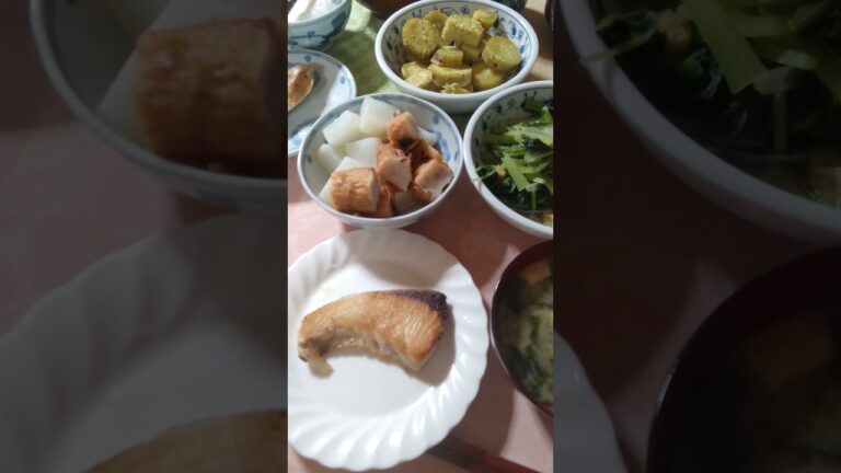 【簡単料理】鰤、大根と薩摩揚げの煮物、さつまいも、小松菜と油揚げの炒め煮、豆腐とワカメの味噌汁