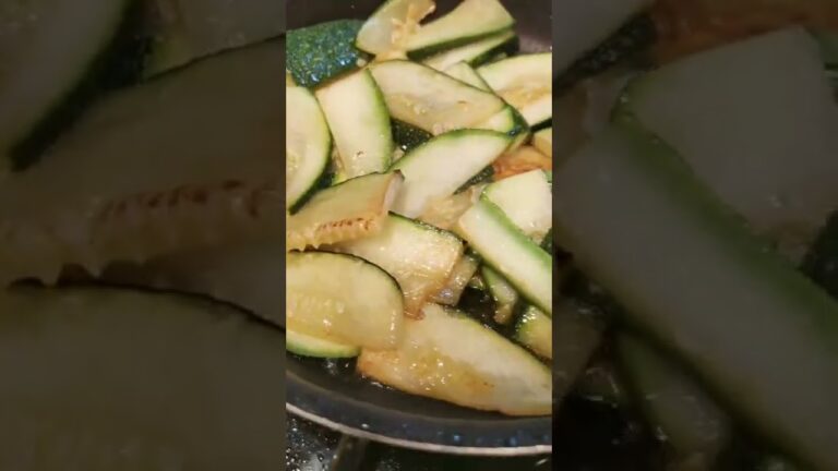 【自炊3年目の料理日記】巨大ズッキーニで焼き浸しつくった記録('∇')【ふたりごはんvlog】#shorts