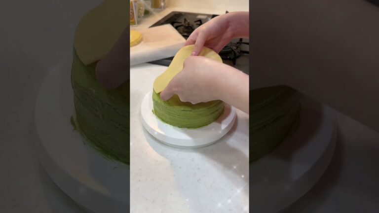 ピカピカ💖濃厚抹茶ミルクレープ🍰💛 #ミルクレープ #ケーキ #vlog #かわいい #抹茶