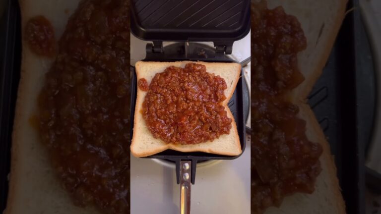 余物ミートソースでホットサンド