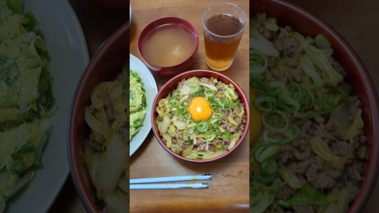 今日のランチはニラともやしのチヂミ、そぼろ白菜卵丼、味噌汁なのだ☺