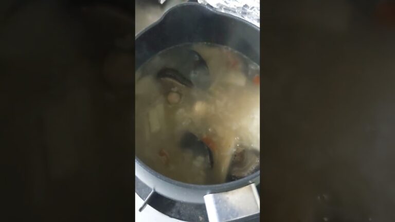 今日は身体を休めて薬膳粥🥣#月のリズム#満月#新月に向かう#影響力#自分と向き合う#薬膳粥部#蓮の実 #百合#干し椎茸#枸杞の実#山薬#生姜#木耳スローライフ #anzyuの教室