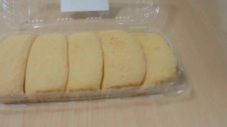 【あべかわ餅：あわしま堂】を買ってみた。ナイフで切ったらこんな感じ。