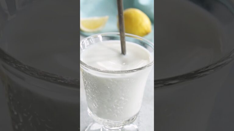 牛乳に「はちみつレモンと塩少々」混ぜるのならむしろ毎日でも飲みたくなる美味しさです。おしゃれなラッシーみたいな味しててごくごくいけます🐄レシピは右上の点から説明欄へ #toroa #おうちカフェ
