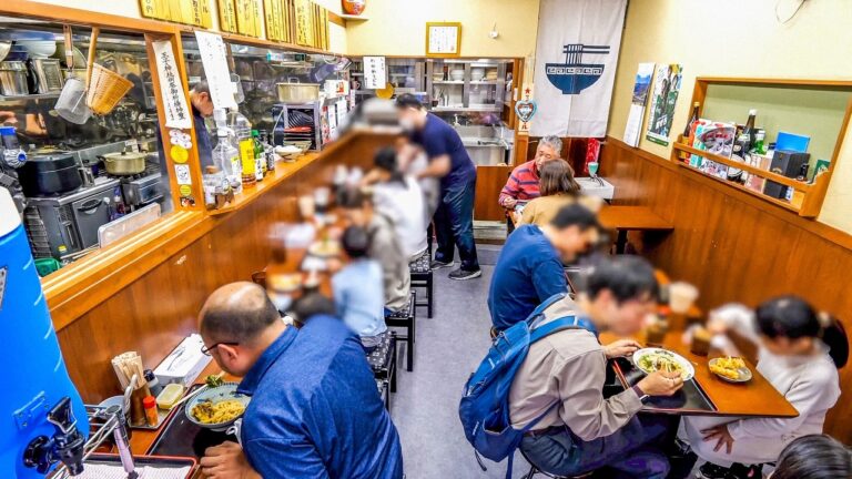 天ぷらラッシュが止まらない！揚げたて熱々商店街に佇む行列うどん店の１日に密着