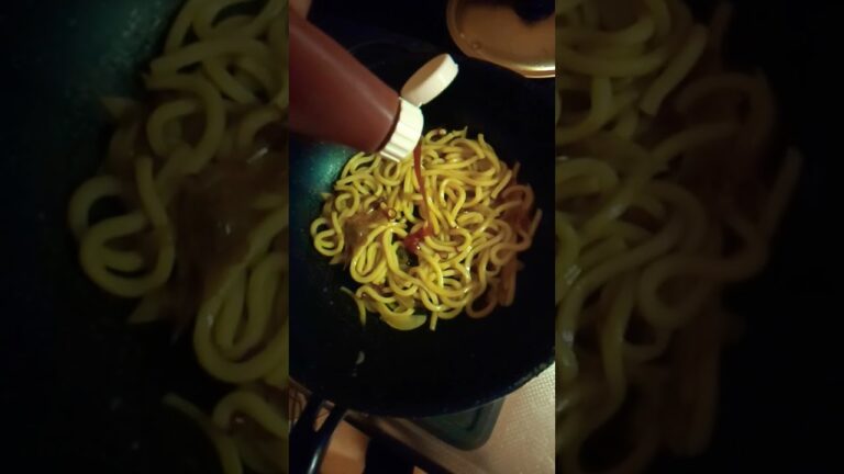 『貧乏飯』ナポリタンうどん #shorts #貧乏飯 #料理 #うどん #ナポリタン#辛すぎた