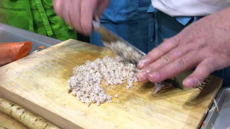鉄火味噌の蓮根をみじん切りにするスピード（塾長）
