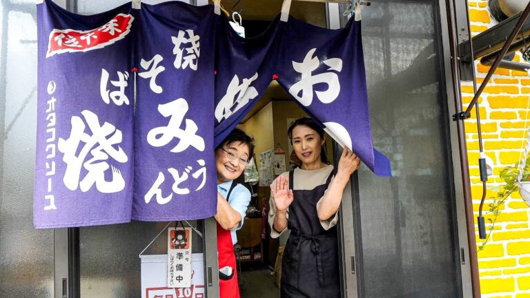 お好み焼き６００円。働き者の美人看板娘と女将が作る絶品お好み焼きに常連殺到