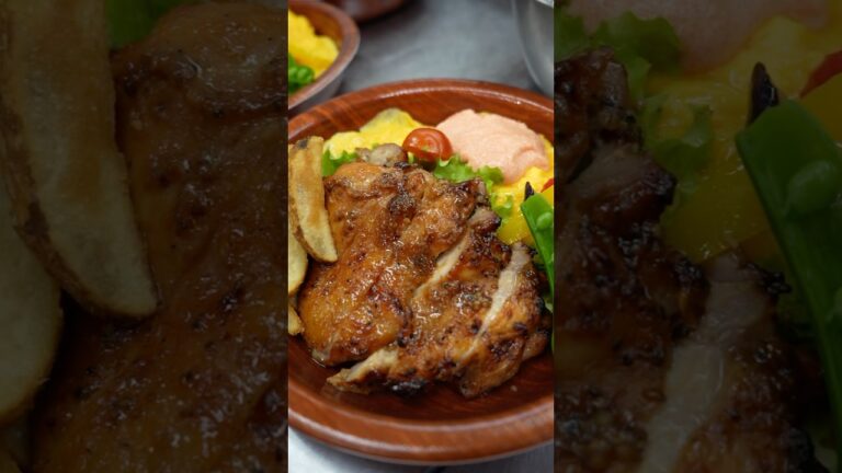 ふわとろオムライスとスパイシーチキン。 #japanesefood #shorts #オムライス