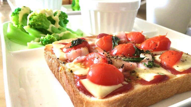 ピザトースト 〜ベーコン・プチトマト・バジル〜 Cheese on toast with bacon, cherry tomatoes and basil