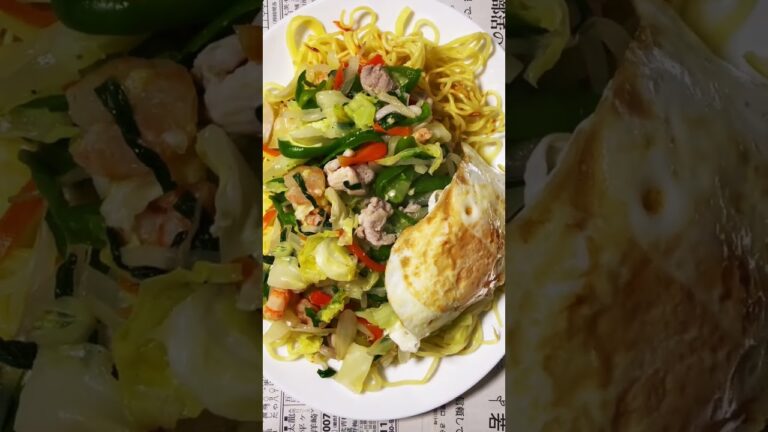 塩焼きそば。人参、玉ねぎ、しめじ、ピーマン、キャベツ、もやし、万能ネギ、豚肉、えび、卵