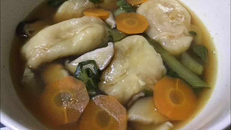 ワンタンスープ改め水餃子の作り方教えます❤️説明しますと。ワンタンと餃子の違いは皮の薄さです。これは餃子ということになります（笑）😋😋