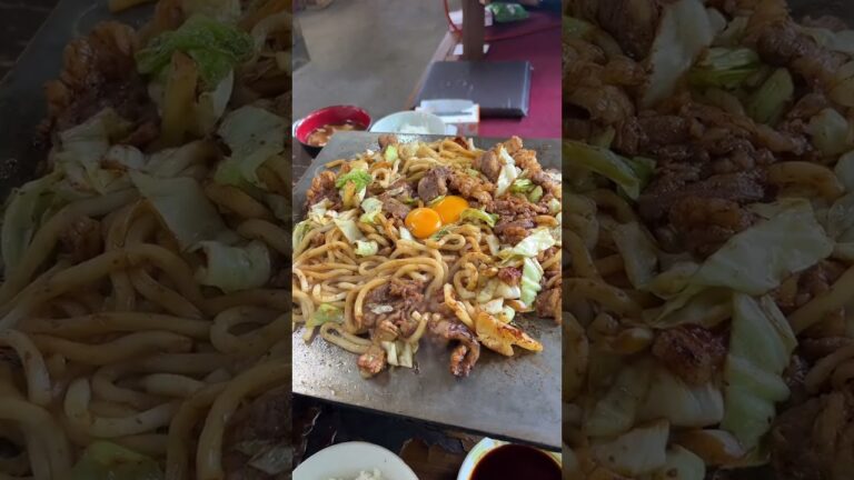 亀山市の人気4兄弟が営むびっくりホルモン焼きうどん #shorts