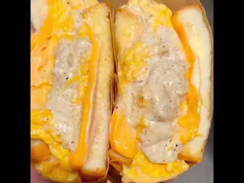 神奈川県逗子駅近くにあるお店サンダウナー トーキョー オムレツのふわっふわとろっとろのオムレツとツナを挟んだオムレツサンド(ツナメルト)