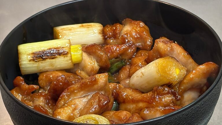 【簡単レシピ】黄金比のタレで作る絶品焼き鳥丼！人気の作り方をご紹介🍚🔥