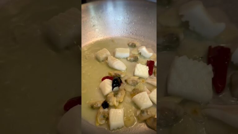 【イカスミパスタ】今回は麺じゃなくて普通にソースがイカスミ。市販のだけどめちゃ美味い。次回イカスミ麺とイカスミペーストで真っ黒パスタ作ってみよう #レシピ #food #料理 #イタリアン #パスタ