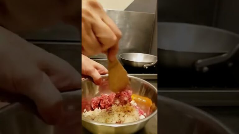 さつまいものマッシュポテトとゴルゴンゾーラソースのハンバーグ。