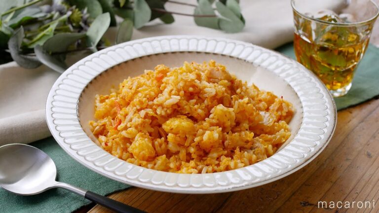 【レンジで作るツナキムチャーハン】5分で完成！レンジで作るのにパラパラ♪ツナとキムチの旨みたっぷり｜macaroni（マカロニ）