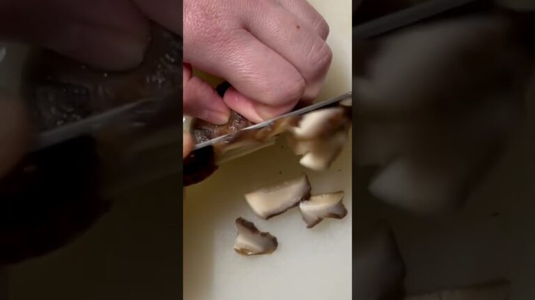 干し椎茸をスライスする【たけのこご飯】