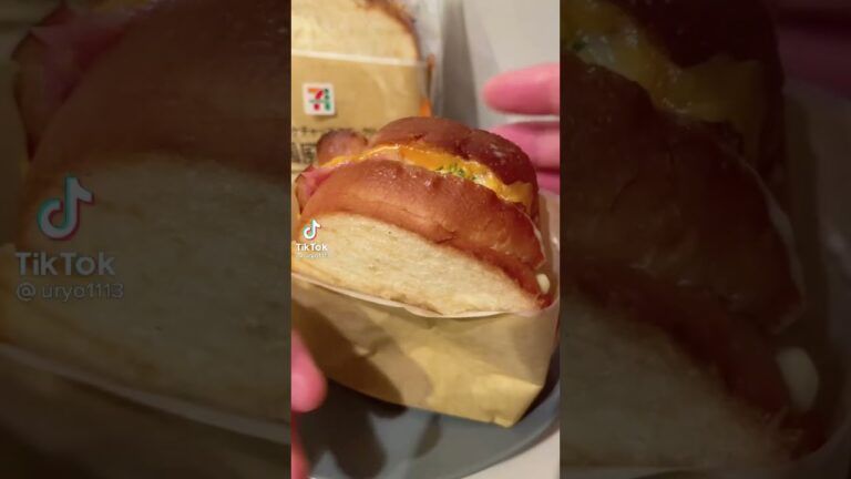 埼玉でしか買えないセブンの韓国トーストめちゃ美味い、ピリ辛で中にとろとろのスクランブルエッグとベーコン入ってる！＃次の流行りはこれ＃韓国風トースト＃購入品紹介#shorts