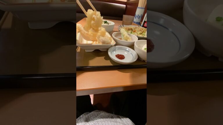 オクラの天ぷらとレンコンの天ぷらを天つゆの中に入れる　#tempura