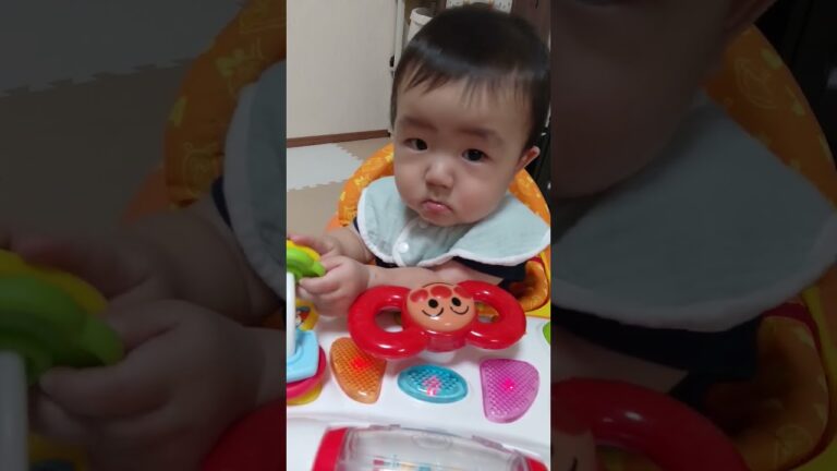 一人遊び中カメラに気付いた赤ちゃんが可愛すぎた♡ #shorts #生後8ヶ月
