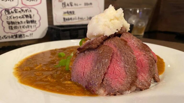 【超穴場カレー】ビル３階に潜むまさに隠れ家のお店で絶品ステーキカレーをいただく