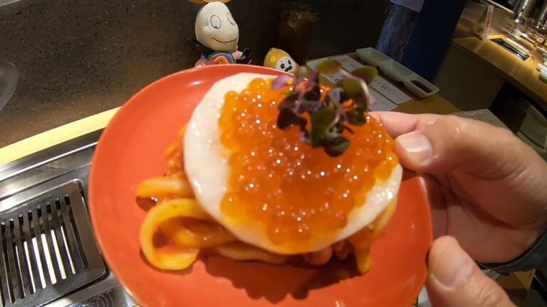 「グルマンズいとう」札幌すすきの焼肉で絶品の「棒鱈とたち（白子）のチゲ」、韓式たれ「牛肉の炙り」、旨印の季節のキムチ「蝦夷キムチ鮭」を食べるスクチャイさんと金沢ひゃくまんさんその2_20231031