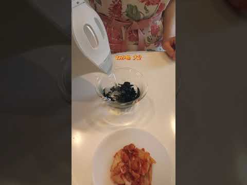 🍳ワカメで一品☆キムチにチョい足し！😉【不器用な私が作る簡単で美味しい料理編】#shorts