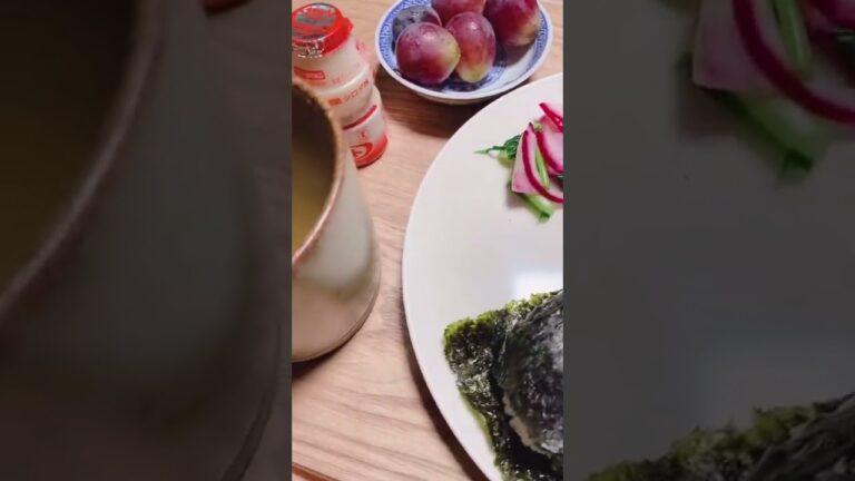 今日の朝ご飯はおにぎりです。赤かぶの漬物が綺麗ですね。 #shorts