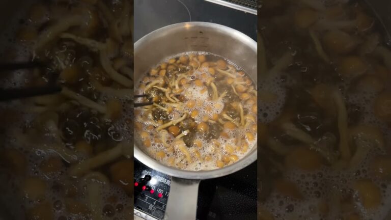 【なめこの味噌汁】美容のために2袋入れたなめこの茹でられている様子