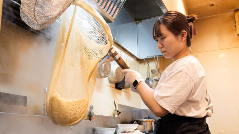 深夜のカレーうどんラッシュ！１日１６時間働く２人のド根性女性うどん職人に密着してみた結果・・・丨Japanese Udon Noodles